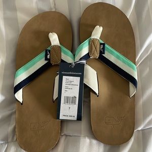 Mens/boys Vineyard Vines flip flops. New with tags. Size 7.